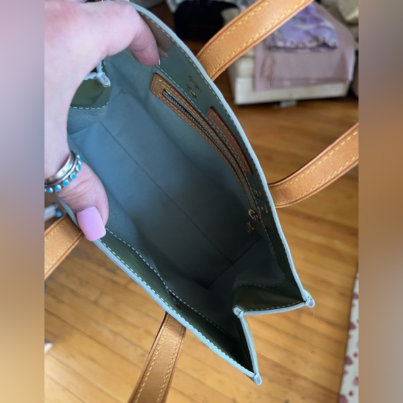 Louis Vuitton Monogram Vernis Reade PM tote bag in sage green patent leather. - Picture 16 of 17